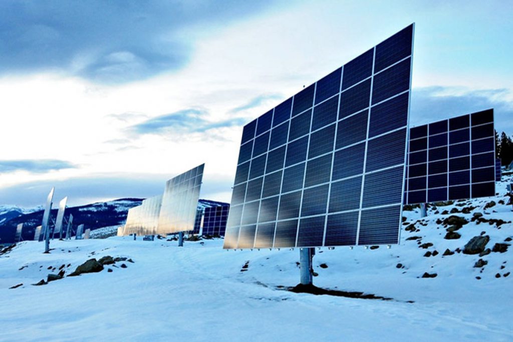 مزرعه خورشیدی در شمال شهر آلاسکا